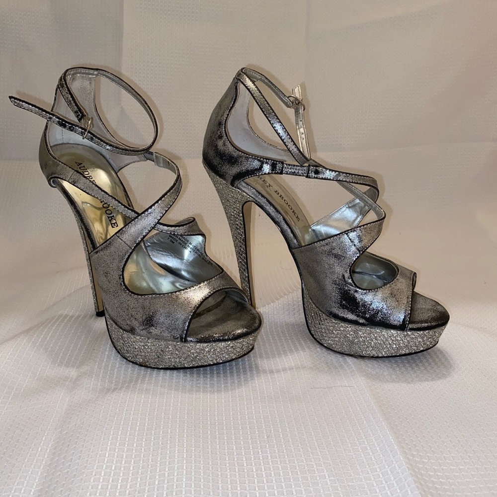 Heels - Picture 3 of 4